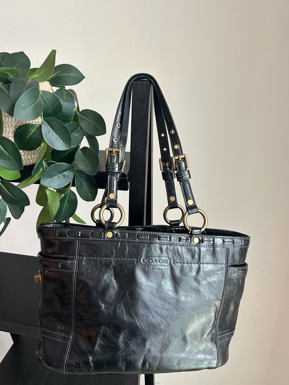 Coach Classic Collection Gallery Laced patent Leather Bag w Turn Lock Pockets.